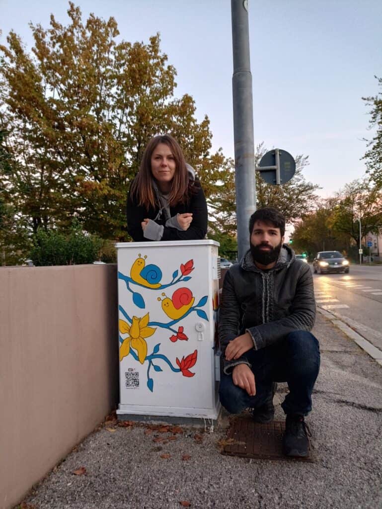 Giovanna Pattaro e Matteo Della Libera assieme ad una delle cabine dipinte da loro.